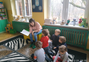 Mama Tymka podczas czytania książki