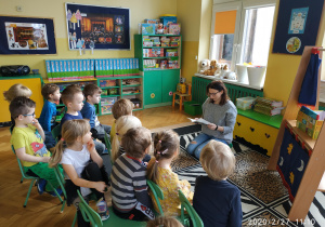 Mama Julka czyta książkę o Edisonie