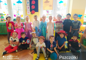 Dzieci z grupy czwartej prezentują swoje przebrania