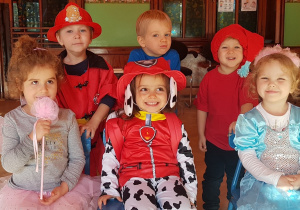 zdjęcie grupowe dzieci z grupy I w strojach postaci z bajek