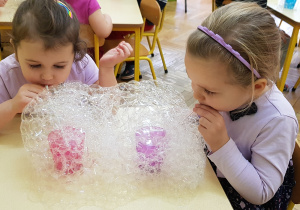Zdjęcie przedstawia dziewczynki podczas ćwiczenia oddechowego.