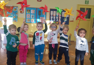 dzieci prezentują wykonane przez siebie wiatraczki