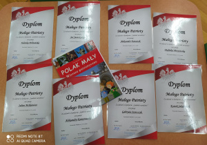 Zdjęcie przedstawia dyplomy dla laureatów konkursu