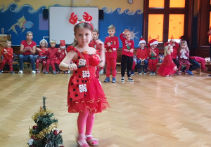 Zdjęcie przedstawia dziewczynkę biorącą udział w konkursie zręcznościowym.