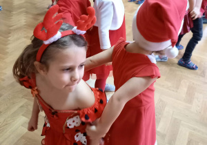 Zdjęcie przedstawia tańczące dzieci.
