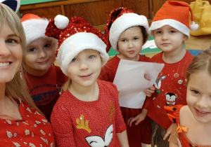 Zdjęcie przedstawia nauczycielkę i dziewczynki z grupy 2.