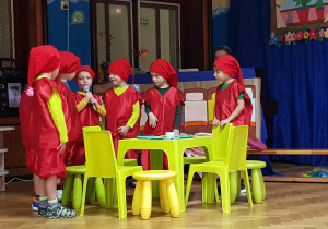 Zdjęcie przedstawia kadr z przedstawienia: Krasnale stoją wokół stołu