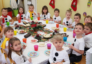 Zdjęcie przedstawia całą grupę Misiów w czasie poczęstunku w sali.