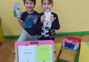 Zdjęcie przedstawia laureatów konkursu prezentujących pozyskane nagrody, dyplomy oraz "Ekologiczne sanie Świętego Mikołaja"