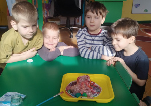 Dzieci podczas obserwacji eksperymentu