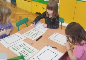 Dziewczynki podczas rysowania trasy dla ozobota