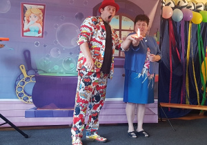 dzieci oglądają pokaz sztuczek – na scenie Animator i Pani Dyrektor