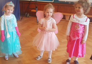 trzy dziewczynki w strojach karnawałowych