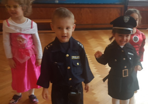 dzieci w strojach karnawałowych