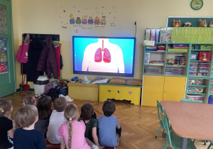 Dzieci oglądające film edukacyjny