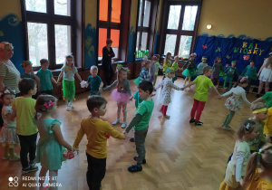 Przedszkolaki podczas tańca w kółeczkach