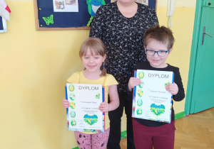 Pani Dyrektor mgr Anna Nogacka wraz z laureatami konkursu z grupy czwartej