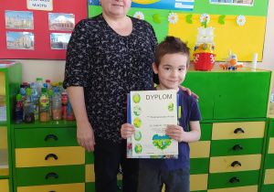 Pani Dyrektor mgr Anna Nogacka wraz z laureatem konkursu z grupy piątej