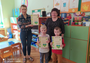 Pani Dyrektor mgr Anna Nogacka wraz z nauczycielem, oraz laureatami konkursu z grupy trzeciej