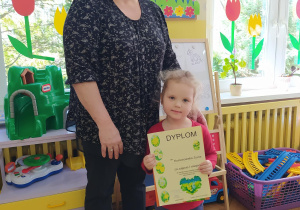 Pani Dyrektor mgr Anna Nogacka wraz z laureatką konkursu z grupy pierwszej