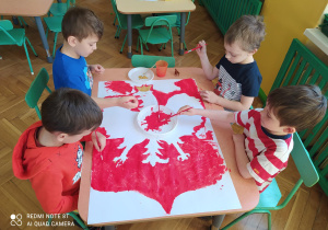 Chłopcy z grupy IV podczas malowania godła