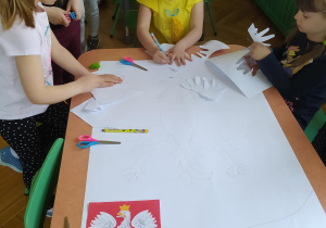 Dziewczynki z grupy IV podczas wycinania