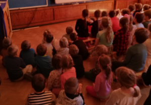 Na zdjęciu dzieci oglądają prezentację multimedialną i filmiki o tematyce ekologicznej