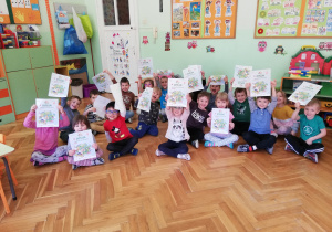 Na zdjęciu grupa dzieci prezentująca dyplomy Kubusiowego przyjaciela natury