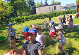 Dzieci z grupy Pszczółek podczas zabawy w łapanie kolorowych baniek