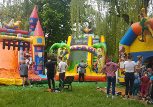 Na zdjęciu kolorowe dmuchańce stojące w ogrodzie przedszkolnym.