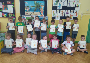 zdjęcie przedstawia dzieci z grupy "Pszczółek" prezentujące dyplomy ukończenia grupy IV