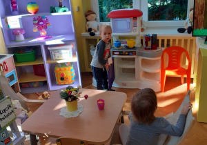 Na zdjęciu dzieci bawiące się w kąciku kuchennym.