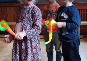 Na zdjęciu dzieci bawiące się na koncercie.