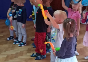 Na zdjęciu dzieci bawiące się na koncercie.