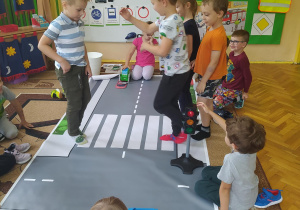 Przedszkolaki z grupy V uczestniczą w zabawie na temat bezpiecznego poruszania się po ulicy