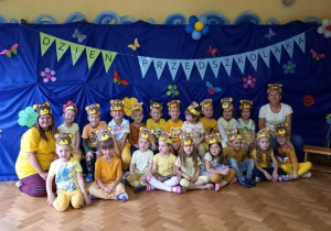 Na zdjęciu grupa Misiów wraz z Paniami