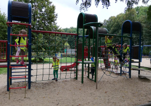 dzieci na bawiące się na drabinkach