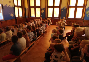 dzieci oglądają na tablicy mulitmedialnej film o Dniu Kropki