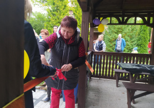 Pani Dyrektor Anna Nogacka podczas przecięcia wstęgi