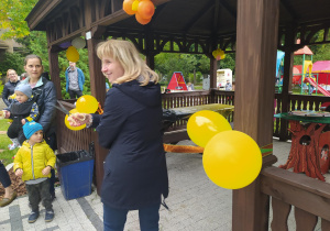 Pani Dyrektor Marzena Piotrowska podczas uroczystego przecięcia wstęgo