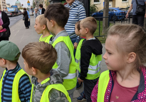 Słoneczka z grupy VI obserwują ruch uliczny podczas wycieczki na skrzyżowanie ulic