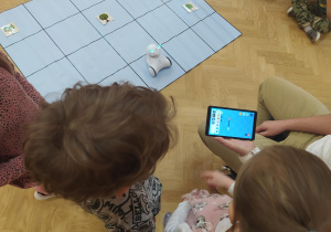 Na zdjęciu chłopiec podczas obsługi robota