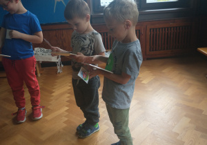 Dzieci z grupy 2 oglądają swoje prezenty