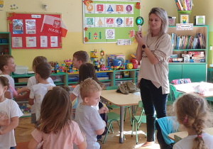 Zdjęcie przedstawia dzieci w czasie zabawy ruchowej "Czerwone i zielone"v