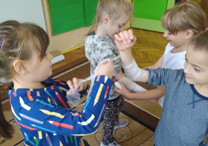 Dzieci podczas prób wykonywania opatrunku