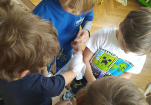 Dzieci podczas prób wykonywania opatrunku