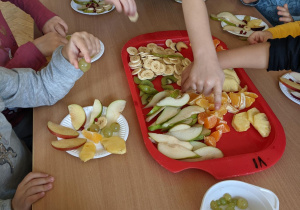 Zdjęcie przedstawia sałatkę owocową wykonana przez dziecko z grupy VI w formie mandali