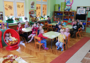 dzieci przy stolikach podczas konsumowania zdrowych produktów ekologicznych