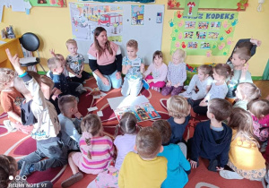 Grupa III i V uczestniczyła w zajęciach edukacyjnych dotyczących bezpieczeństwa. Przypominaliśmy sobie ważne numery alarmowe oraz zasady zachowania się w razie pożaru i ewakuacji. Każdy z nas otrzymał wóz strażacki do samodzielnego pokolorowania. W zajęciach towarzyszyła nam pacynka – Tuptuś.