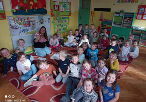 na zdjęciu dzieci z grupy III i V podczas zajęć wraz z nauczycielem